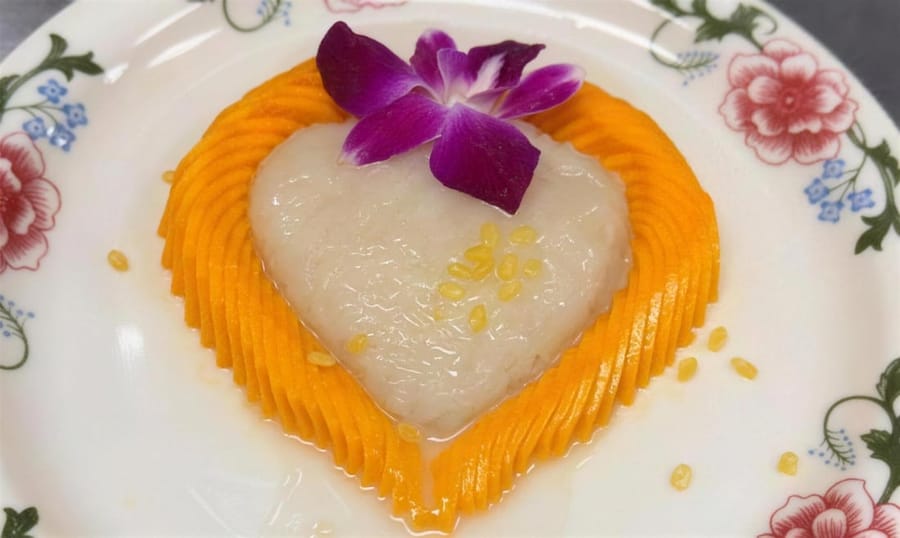 Mango with sweet sticky rice