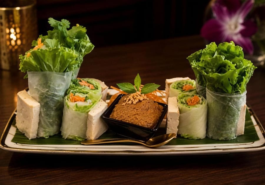 Fresh spring rolls with peanut sauce